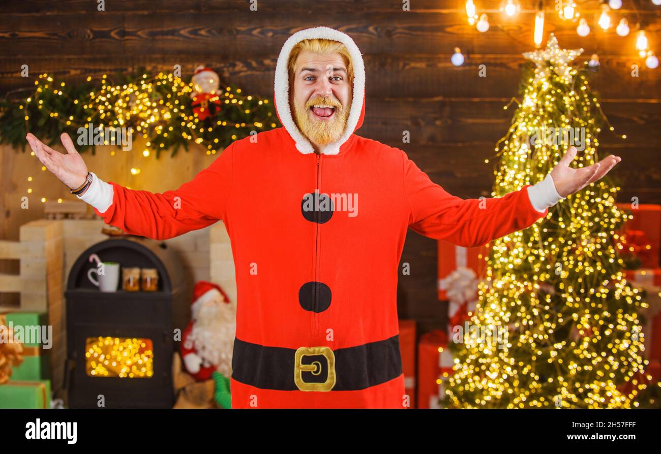 Glücklicher bärtiger Mann im Weihnachtsmann Kostüm. Werbung für das neue Jahr. Weihnachten Hintergrund. Stockfoto