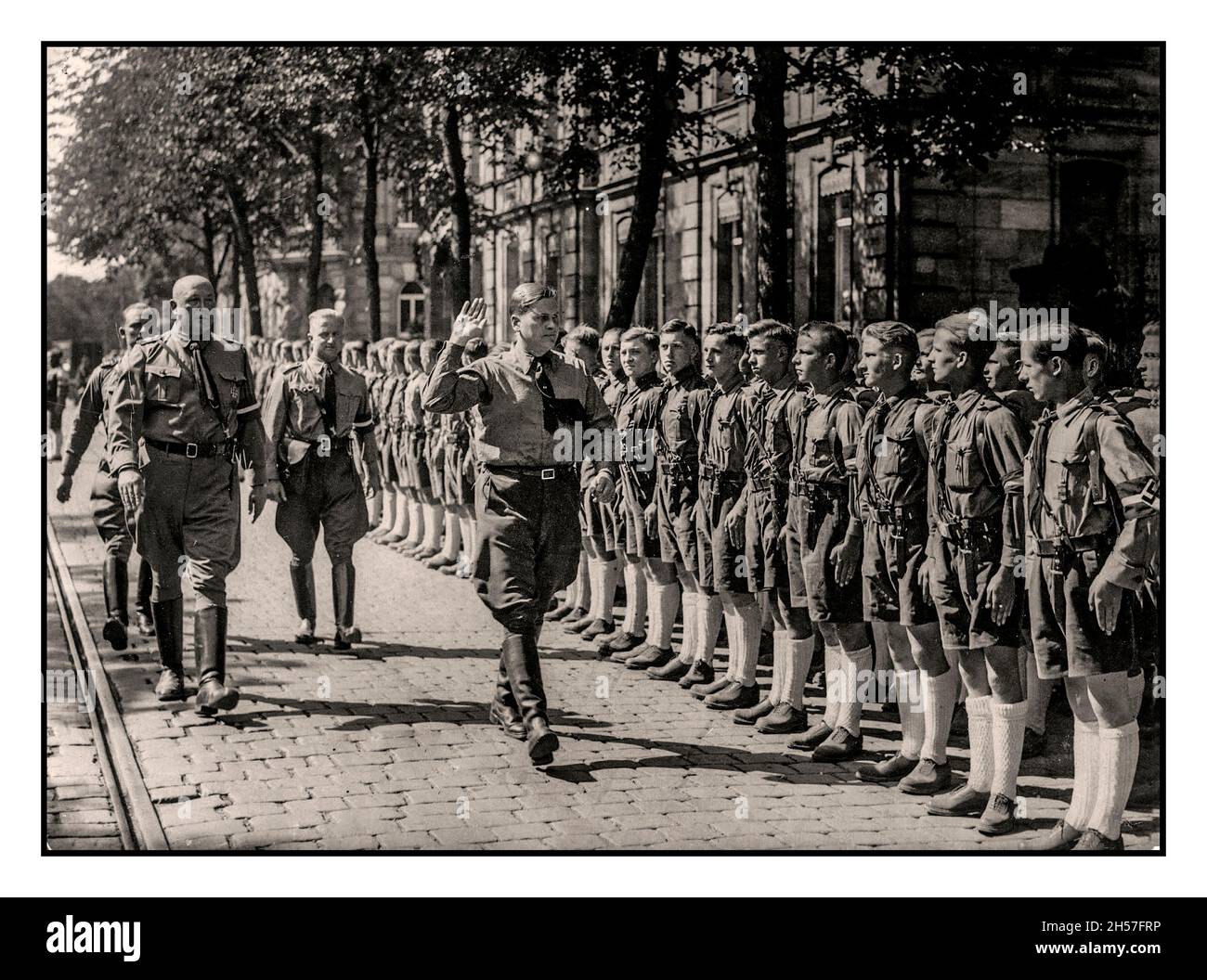 Nazi-Propagandabild der Reichsjugendführer Baldur von Schirach inspiziert die Ehrenlinie der Hitlerjugend. Platz zwei von rechts ist Hans-Georg Müller (13. April 1917 - 14. November 1943), der am 15. September 1943 als Oberleutnant der Reserve und Chef 1. Kompanie / I.Abteilung / Panzer-Regiment 35 / 4 das Deutsche Kreuz in Gold gewann. Panzer-Division Stockfoto