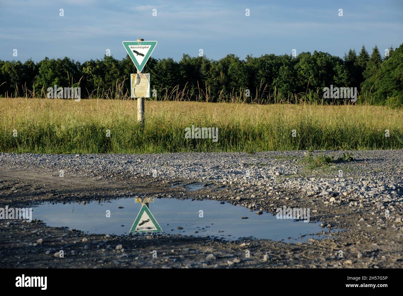 Deutsches Schild am Brachenleite-Integralnaturschutzgebiet und ehemaliges Militärtrainingsgelände bei Tauberbischofsheim. Stockfoto
