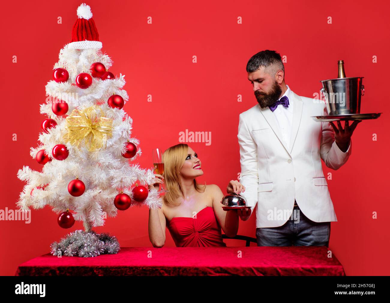 Verliebte Paare zu Weihnachten oder Neujahr im Restaurant. Romantische Beziehung. Glückliche Familie beim romantischen Abendessen. Stockfoto