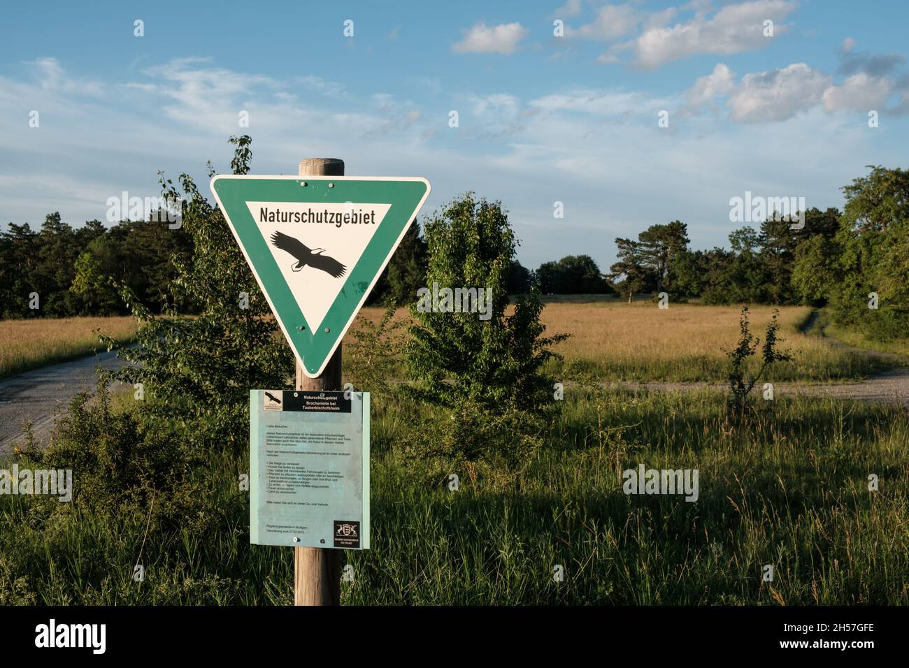 Deutsches Schild am Brachenleite-Integralnaturschutzgebiet und ehemaliges Militärtrainingsgelände bei Tauberbischofsheim. Stockfoto