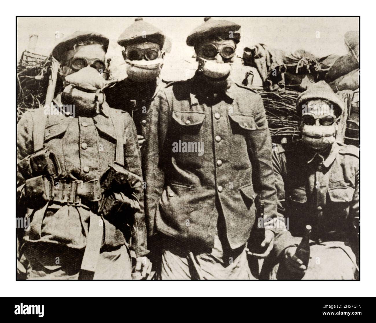 GAS 1. Weltkrieg Gasangriffsprävention mit Soldaten in einem Graben, die eine improvisierte Gasmaske aus Wattepads und Schutzbrille tragen 1. Weltkrieg, 1915 Stockfoto