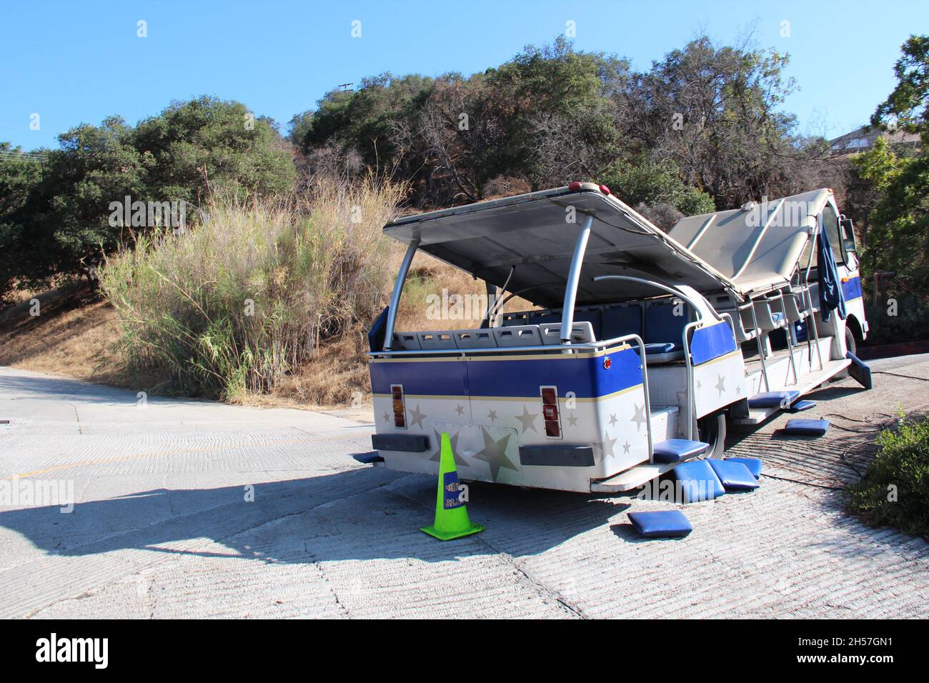 Touristisches Transportfahrzeug, verbeult auf der Ausstellung in den Universal Studios Hollywood in Los Angeles - Kalifornien - USA Stockfoto