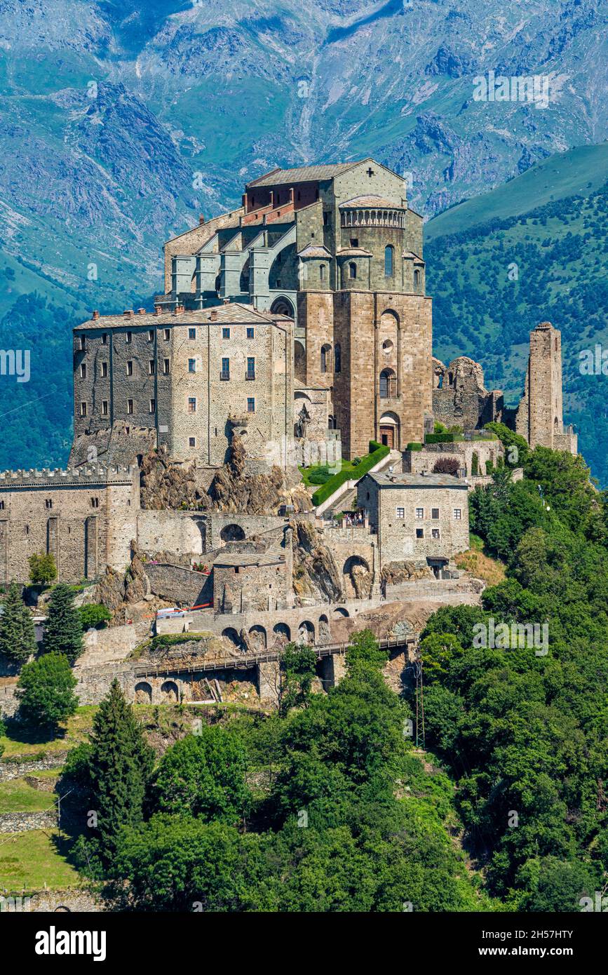 Malerische Aussicht auf die Sacra di San Michele (Abtei von St. Michael). Provinz Turin, Piemont, Italien. Stockfoto