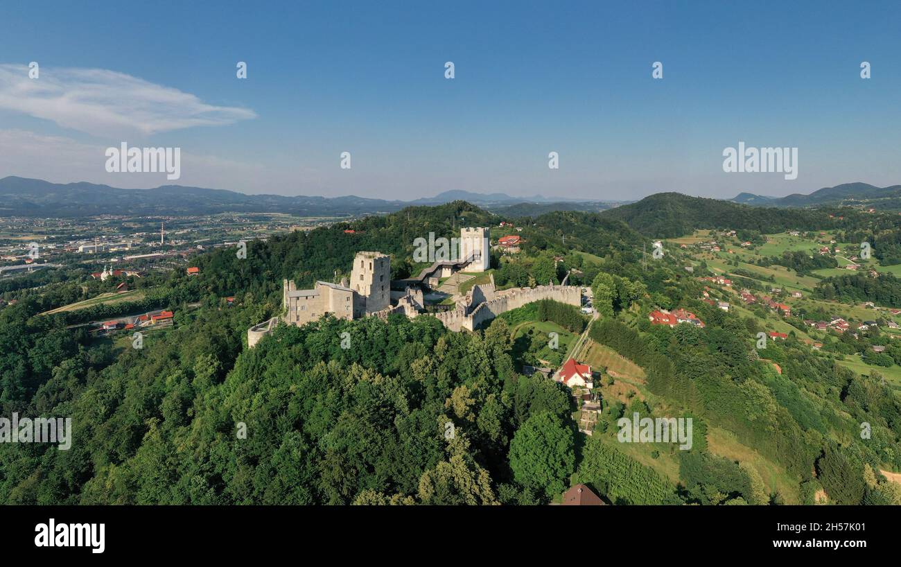 Die Burg Celje ist eine Burgruine in Celje, Slowenien, früher Sitz der Grafen von Celje. Es steht auf drei Hügeln südöstlich von Celje, wo Stockfoto