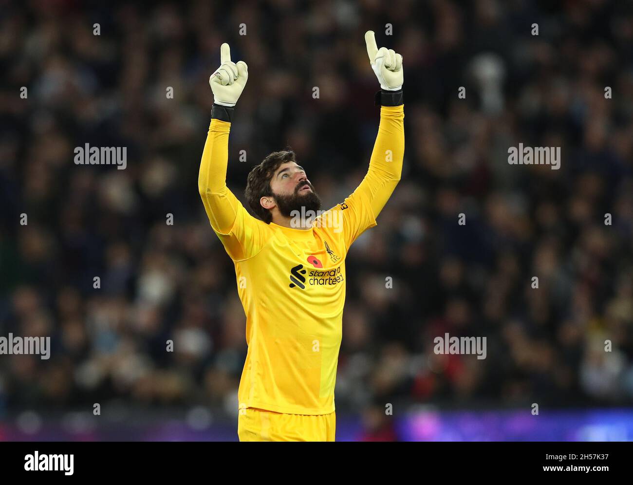 London, England, 7. November 2021. Alisson Becker von Liverpool war nach ihrem Ausgleich während des Spiels der Premier League im Londoner Stadion entlastet. Bildnachweis sollte lauten: Paul Terry / Sportimage Kredit: Sportimage/Alamy Live News Stockfoto