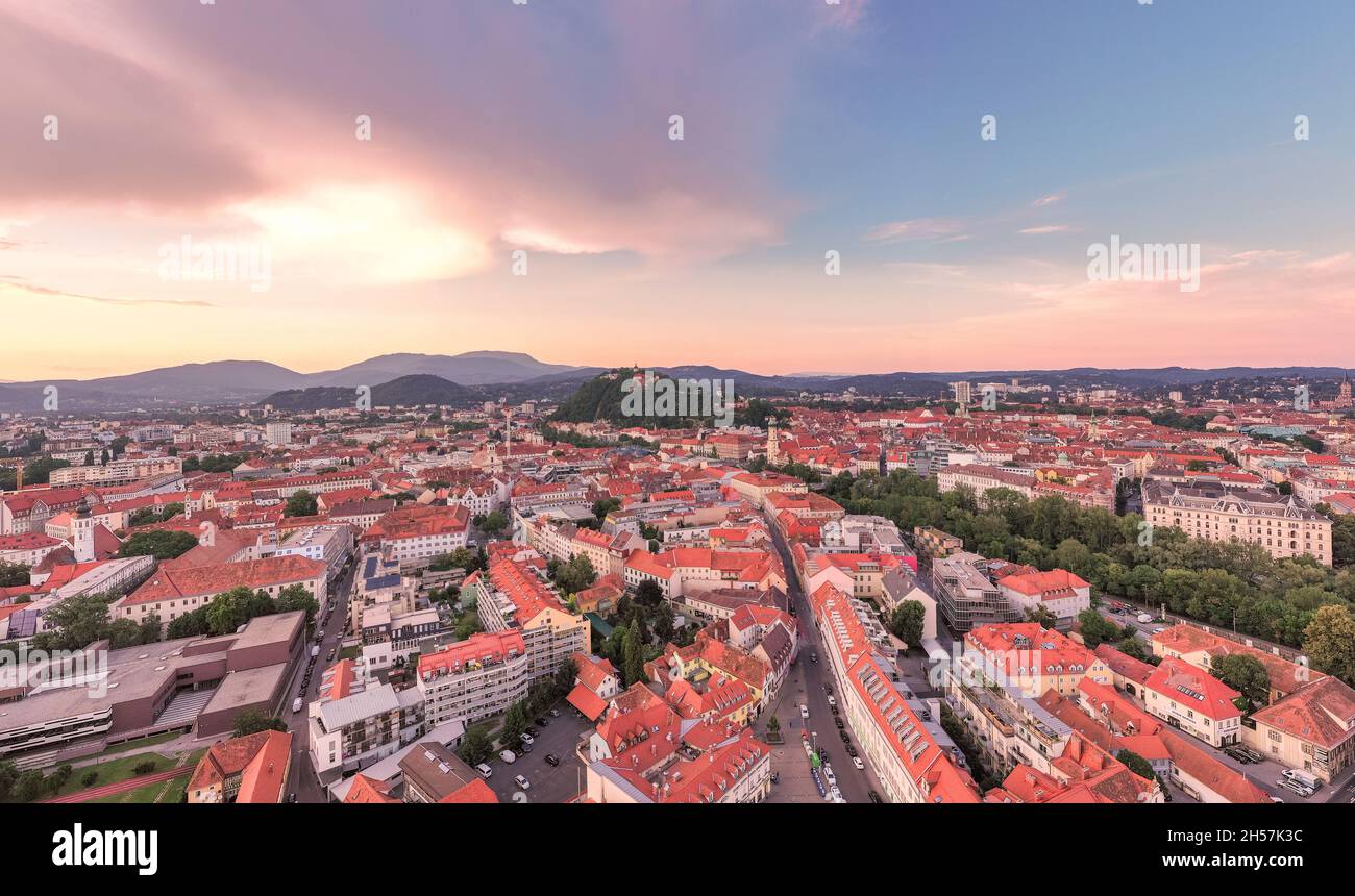 Graz Stadtbild in Österreich. Graz ist die Hauptstadt des südösterreichischen Bundeslandes Steiermark. Im Herzen liegt der Hauptplatz, die mittelalterliche Altstadt Stockfoto