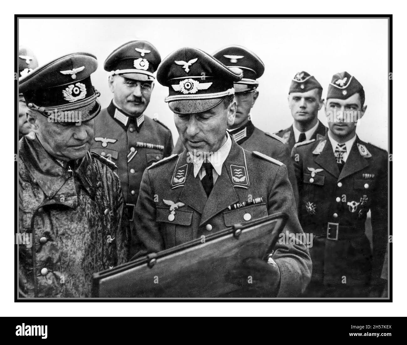 Nazi-Propaganda Bild von Walther von Brauchitsch 7. Juni 1941, Generalfeldmarschall Walther von Brauchitsch (Oberbefehlshaber des Heeres) besucht Luftwaffeneinheiten im besetzten Westen. Bei seiner Inspektion traf der Armeekommandant auf den damals besten deutschen Luftbildmeister, Oberstleutnant Werner 'Vati' Mölders (Geschwaderkomodore Jagdgeschwader 51), der 82 bestätigte Luftgewinne hatte. Auf diesem Bild trägt Mölders rechts die Brillanten-Medaille um den Hals. 2. Weltkrieg 1940 Brauchitsch, Walther von Feldmarschall (1938–1941 Oberkommandeur der Armee Stockfoto