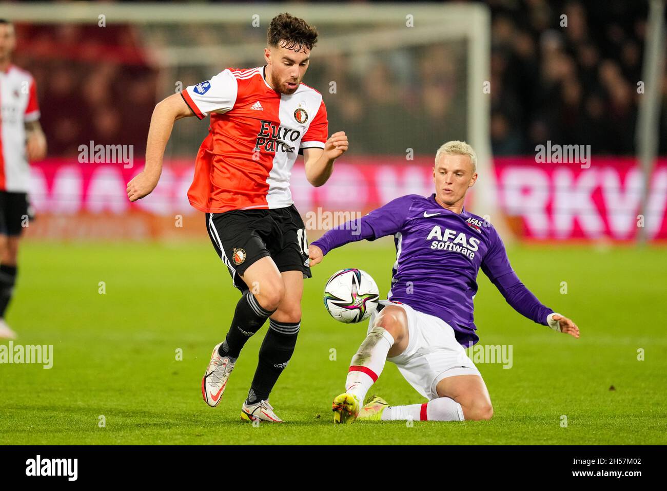 ROTTERDAM, NIEDERLANDE - 7. NOVEMBER: Orkun Kokcu von Feyenoord Rotterdam, Albert Gudmundsson von AZ Alkmaar während des niederländischen Eredivisie-Spiels zwischen Feyenoord Rotterdam und AZ Alkmaar am 7. November 2021 im Stadion Feijenoord De Kuip in Rotterdam, Niederlande (Foto: Yannick Verhoeven/Orange Picts) Stockfoto