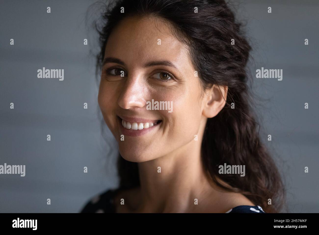 Nahaufnahme des lächelnden Gesichts einer jungen Latina-Hündin Stockfoto