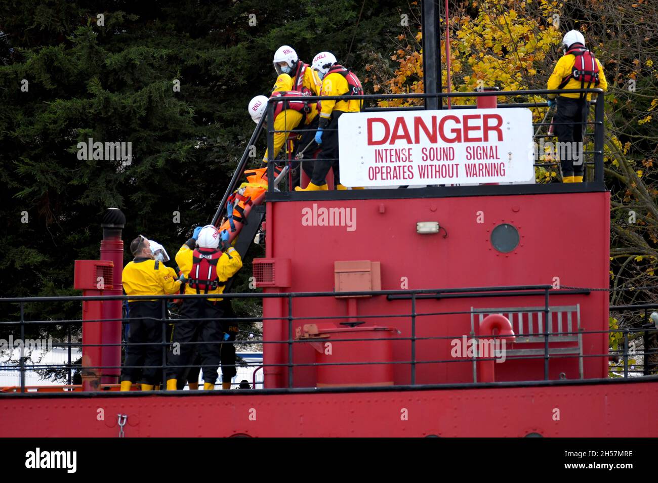 07/11/2021 Gravesend UK die RNLI führte an Bord des LV 21, Einem ehemaligen Varne Station Light-Schiff, eine Evakuierungsübung durch, die an St. Andrew’s Quay, Stockfoto