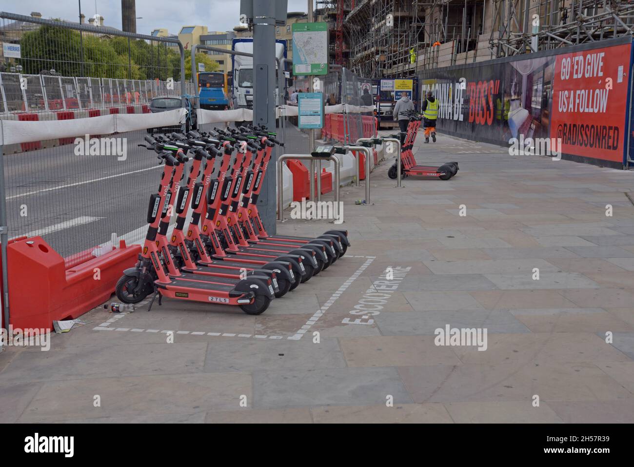 Vor der Lime Street Station, Liverpool, Großbritannien, wartet eine Reihe von VOI-Elektroscootern auf die Anmietung Stockfoto