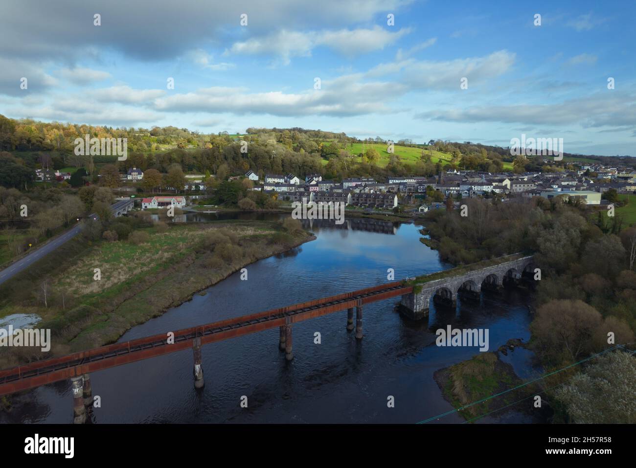 Drohnenbild der alten Eisenbahnbrücke über den Fluss Blackwater, außerhalb von Cappaquin, County Waterford Stockfoto