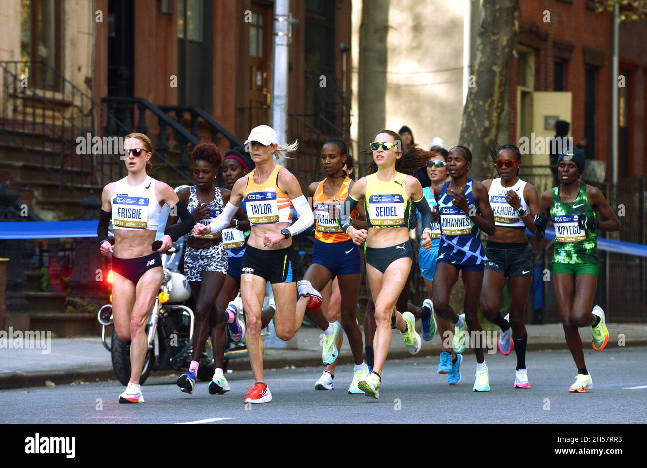 Der Kenianer Peres Jepchirchir wurde während des TCS New York City Marathon 50th am 7th. November 2021 von anderen Läufern entlang der Lafayette Ave. Flankiert Stockfoto