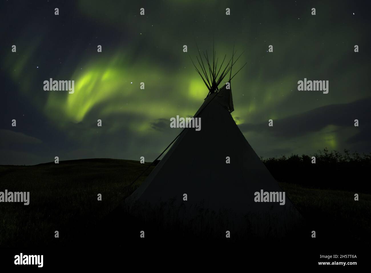 Eine Indianertipi (oder Tipi) der First Nations mit dem Nordlicht aurora borealis im Hintergrund Stockfoto