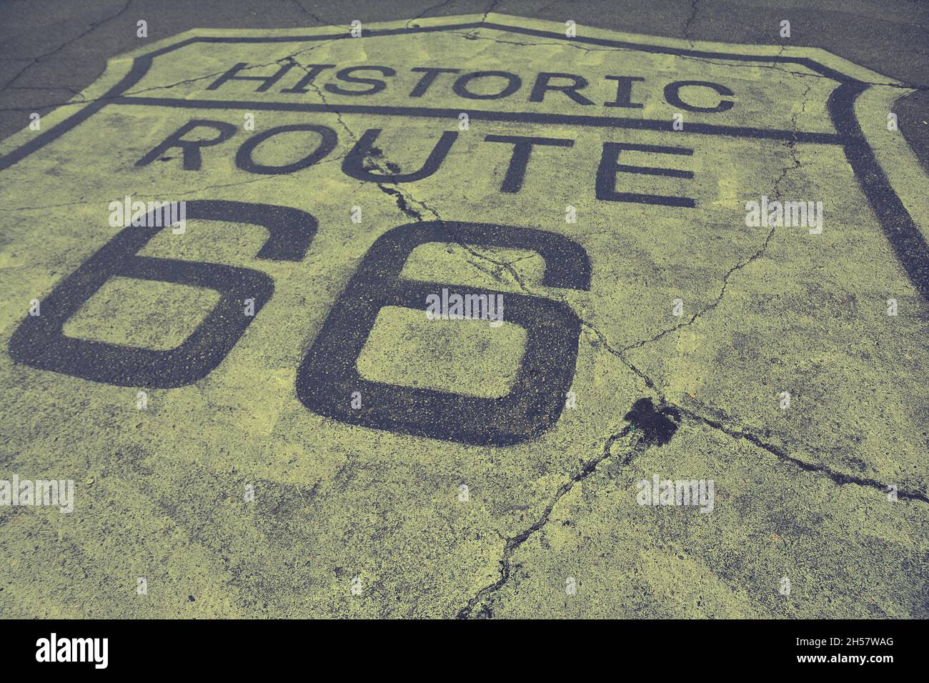 Zeichen der historischen Route 66 auf dem Asphalt. Stockfoto