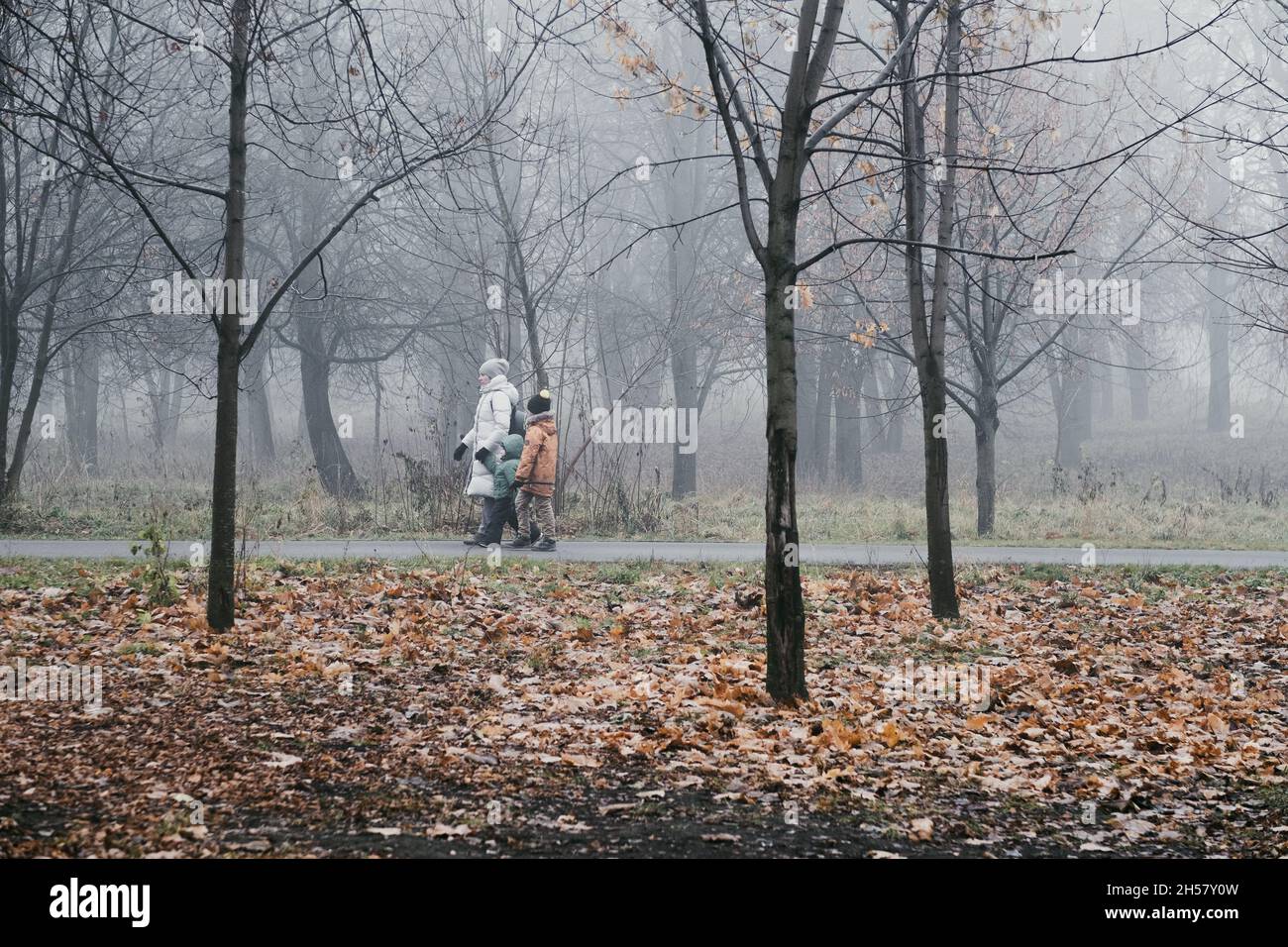 Russland, Moskau. 02.11.2021. Ein ungewöhnlich dichter Nebel umhüllte die Stadt Moskau Ende des 1. November Stockfoto