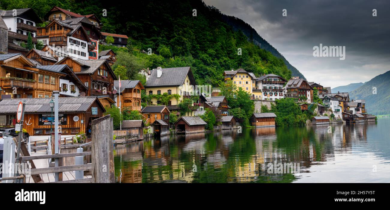 HALLSTATT, ÖSTERREICH - Juli,19 2020 : traditionelles österreichisches Dorf Hallstatt. Hallstatt ist ein historisches Dorf in den österreichischen Alpen. Stockfoto