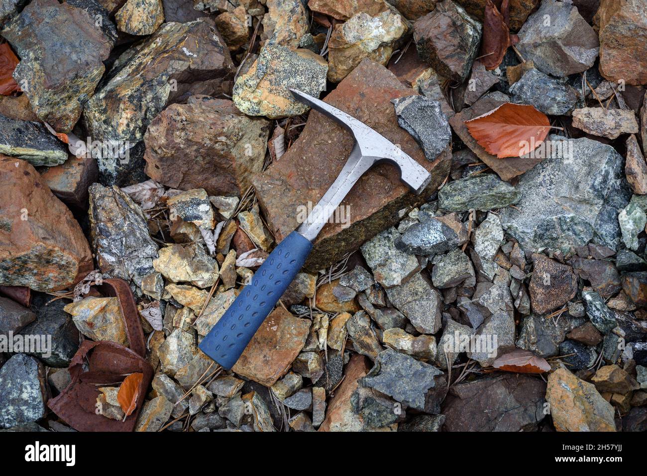 Stahlgeologe Gesteinsbisse über braunem und grauem Gestein in Bergbaugebiet reich an Chromiterz im Troodos-Gebirge, Zypern Stockfoto