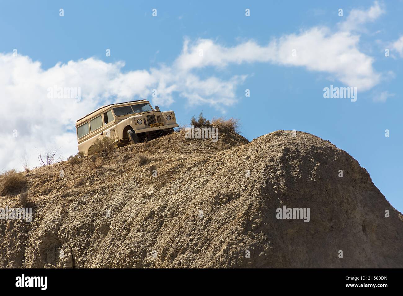 Alméria Spanien - 09 15 2021: Blick von allen Geländewagen auf den Berg, Alméria trockene Wüste Gelände... Stockfoto