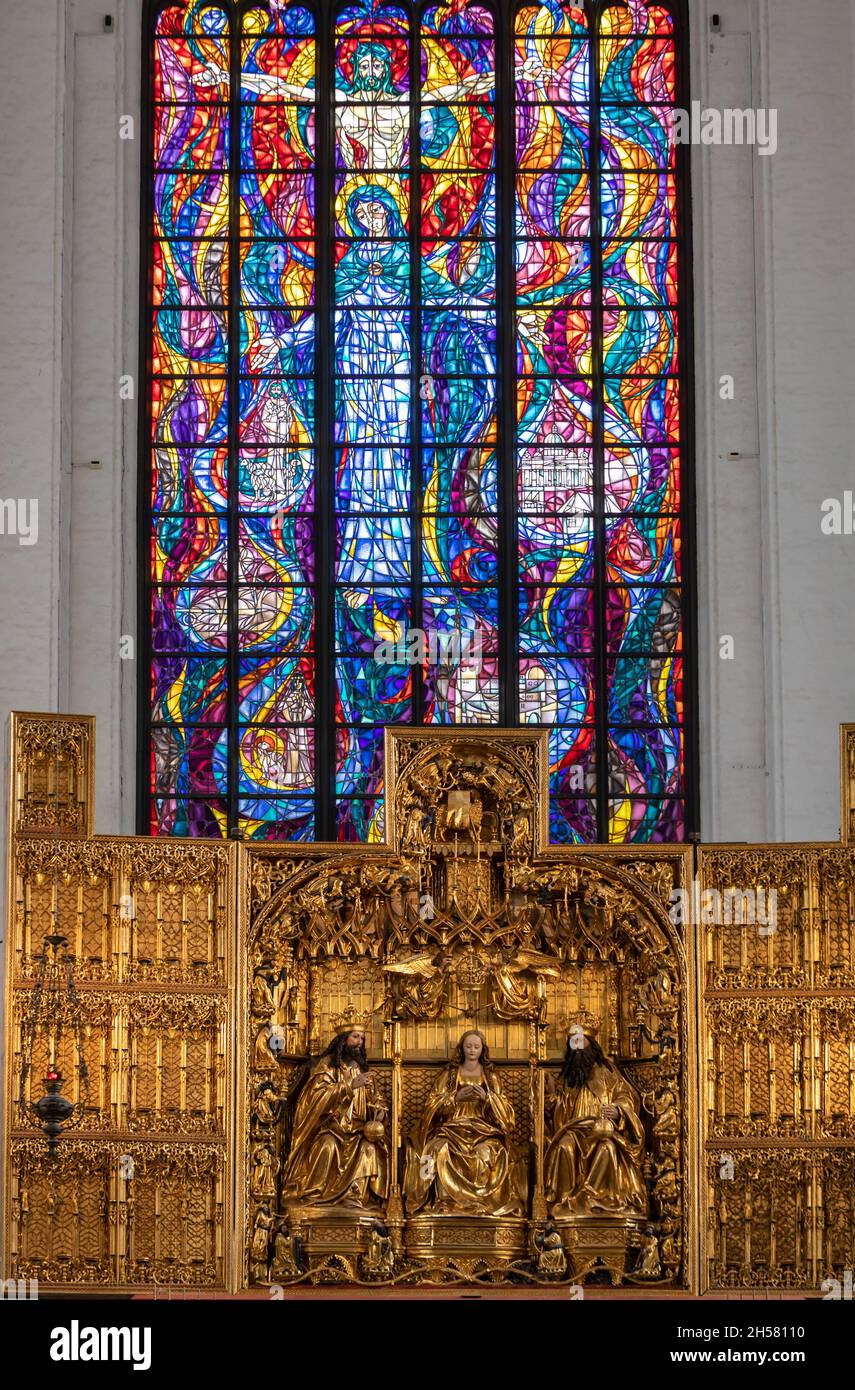 Danzig, Polen - 9. September 2020: Hauptaltar der Marienkirche (Basilika Mariacka) in Danzig. Der Altar ist das Werk von Michael von Augsburg. Stockfoto