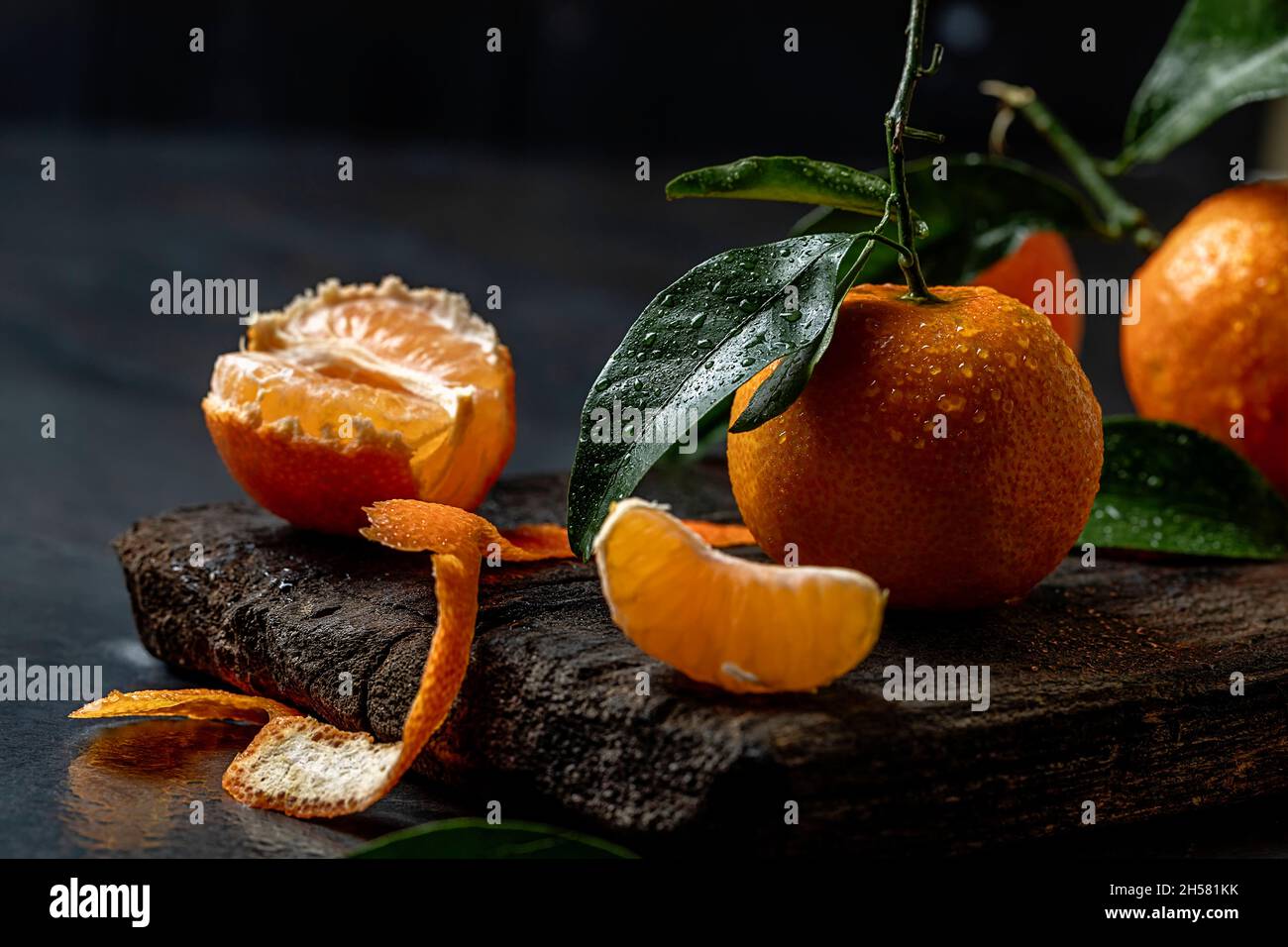 Frische Mandarinen auf dunklem Hintergrund Stockfoto