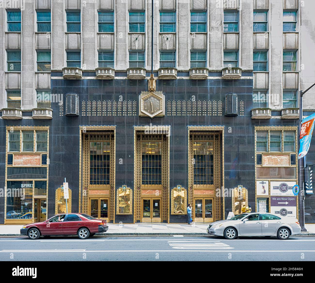 Die Pennsylvania Railroad Suburban Station hält an ihrer Art déco-façade fest, hat aber vor Jahrzehnten den Fernverkehr verloren. (N 16th Street façade) Stockfoto