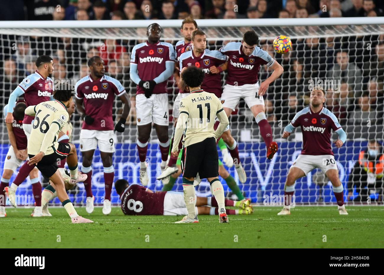 London, Großbritannien. November 2021. Trent Alexander-Arnold (Liverpool, 66) punktet mit einem Freistoß während des Spiels der West Ham gegen die Liverpool Premier League im London Stadium Stratford. Quelle: MARTIN DALTON/Alamy Live News Stockfoto