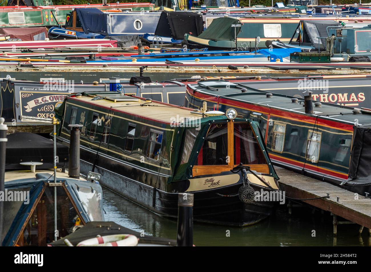 Kanalboote vertäuten in der Marina in Braunston, Northamptonshire, Großbritannien. Stockfoto