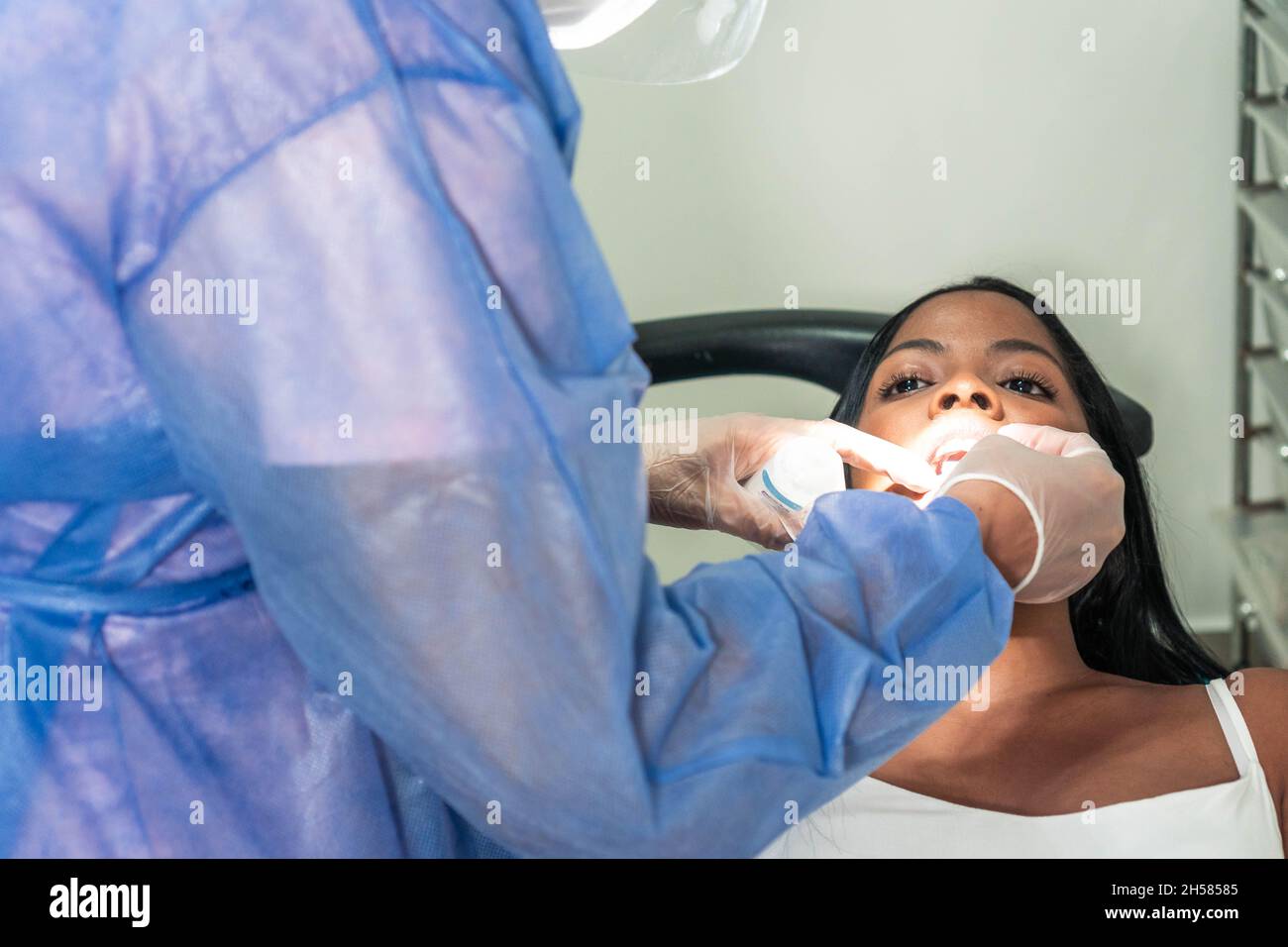 Afrikanische Frau besucht Zahnarzt für routinemäßige zahnärztliche Untersuchung Stockfoto