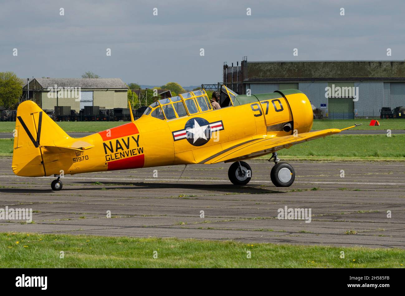 North American T-6 Texan G-TXAN, Harvard, Trainingsflugzeug des Zweiten Weltkriegs in Dalton Barracks, ehemals RAF Abingdon, Großbritannien. Gelbtöne in US-Marineblau Stockfoto