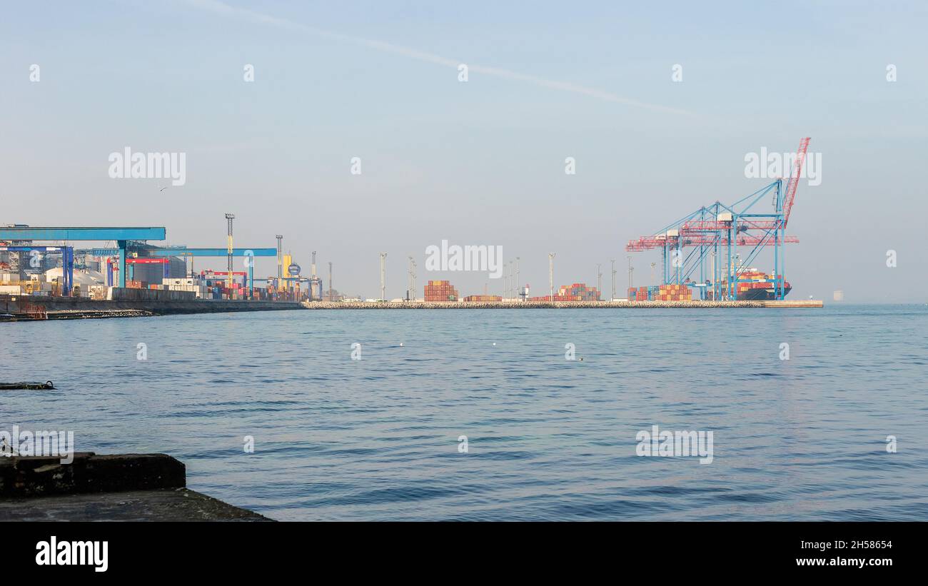 Kommerzieller Seehafen in Odessa, Ukraine. März 2021. Panoramablick. Seeverkehr, Containerkrane Stockfoto