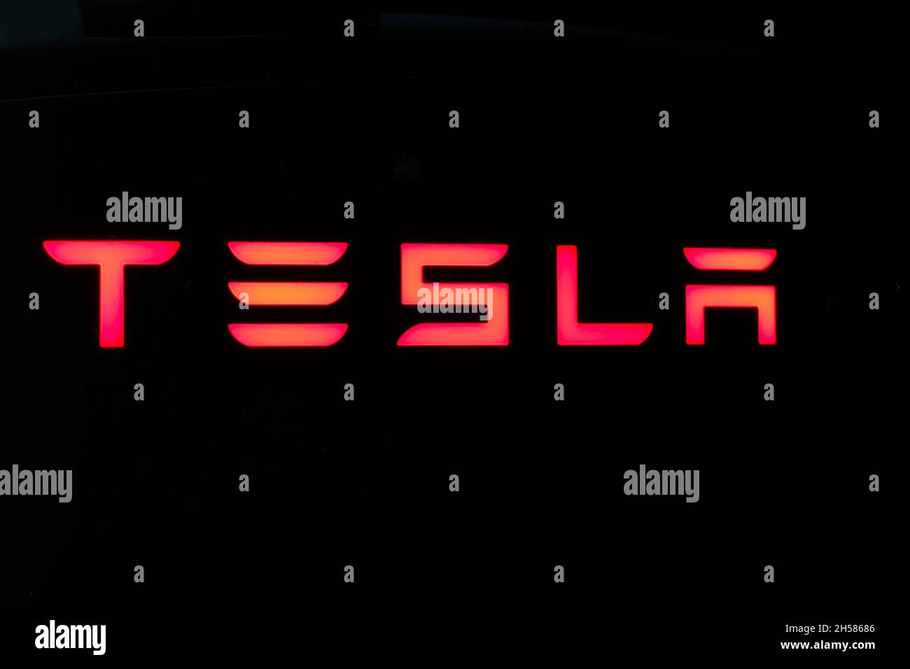 Tesla-Ladestation bei Nacht Stockfoto