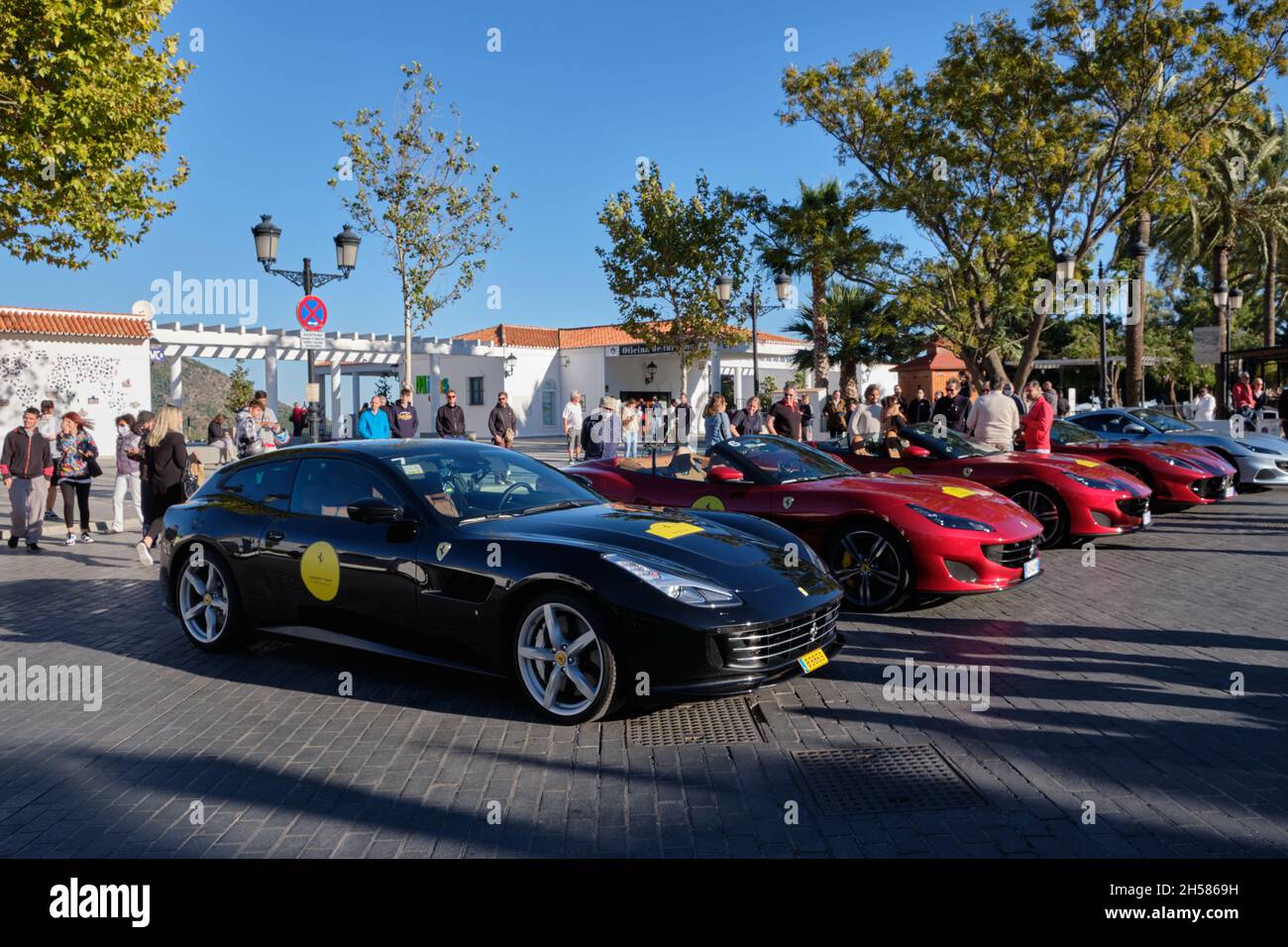 Ferrari-Treffen in Mijas Pueblo, Provinz Malaga, Andalusien, Spanien. Stockfoto