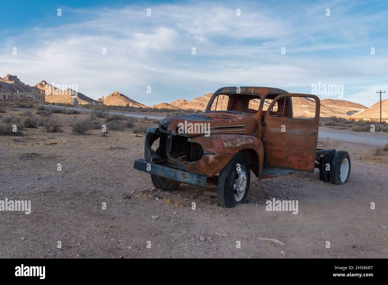 Verlassene Autowrack in der Geisterstadt Rhyolite im Death Valley, USA Stockfoto