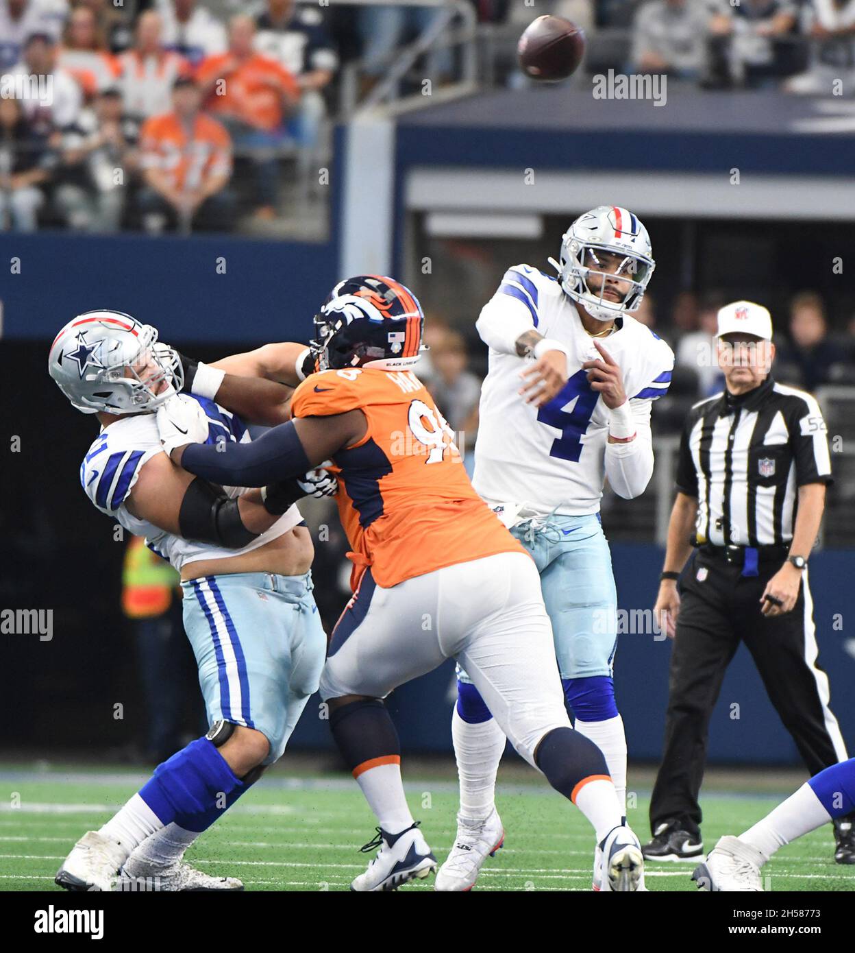 Arlington, Usa. November 2021. Dallas Cowboys Dak Prescott wirft während ihres NFL-Spiels im AT&T Stadium in Arlington, Texas, am Sonntag, 7. November 2021, gegen die Denver Broncos. Foto von Ian Halperin/UPI Credit: UPI/Alamy Live News Stockfoto