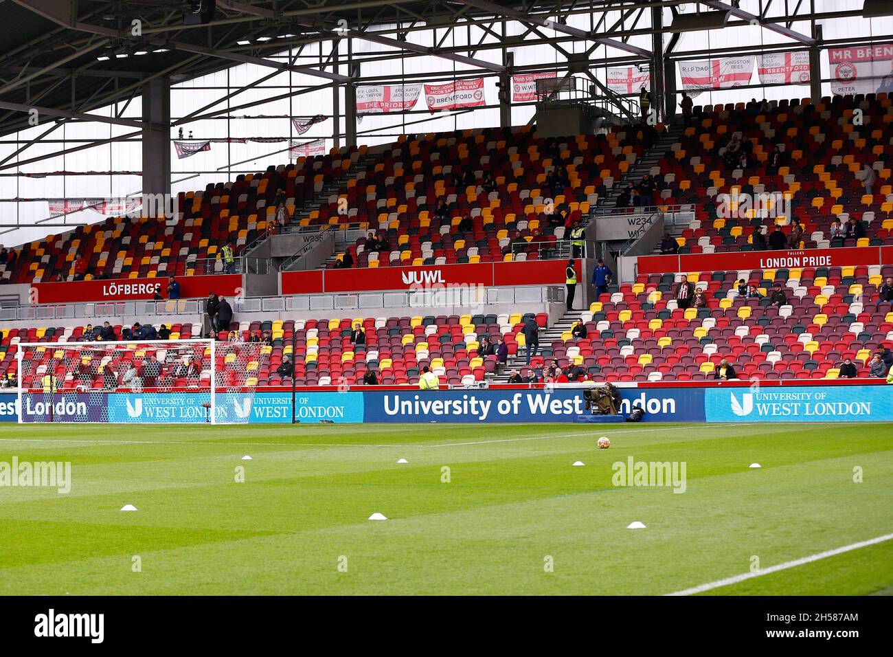 London, Großbritannien. November 2021. Ein allgemeiner Blick auf den Boden während des Premier League-Spiels zwischen Brentford und Norwich City im Brentford Community Stadium am 6. November 2021 in London, England. (Foto von Mick Kearns/phcimages.com) Credit: PHC Images/Alamy Live News Stockfoto