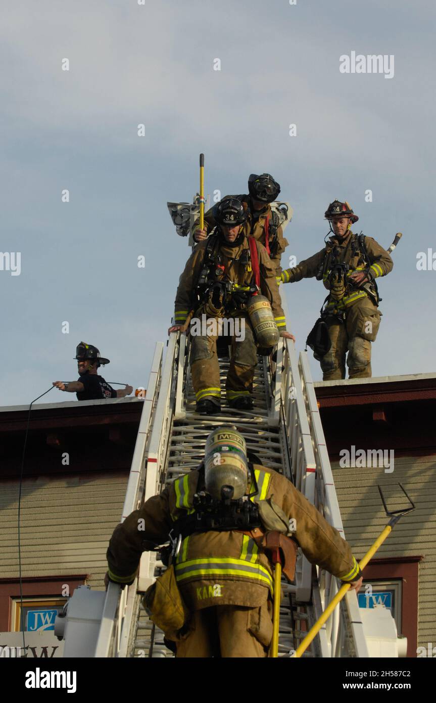 San Diego Fire-Rescue Feuerwehrleute auf dem Stock bei einem Strukturbrand auf der University Avenue. Stockfoto
