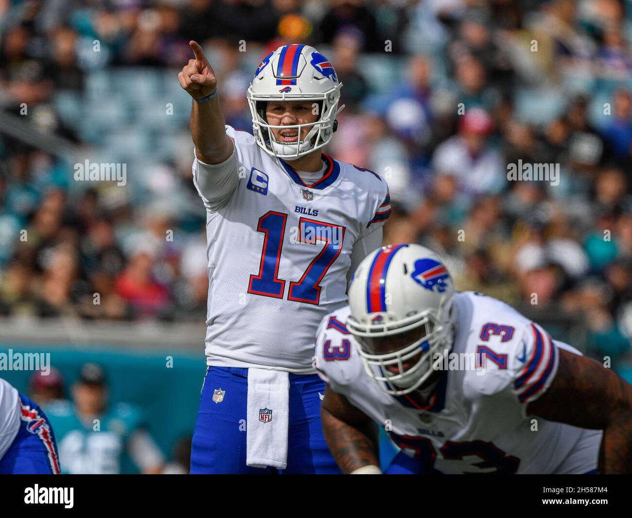 Jacksonville, FL, USA. November 2021. Buffalo Bills Quarterback Josh Allen (17) während des 1. NFL-Fußballspiels zwischen den Buffalo Bills und den Jacksonville Jaguars im TIAA Bank Field in Jacksonville, FL. Romeo T Guzman/CSM/Alamy Live News Stockfoto