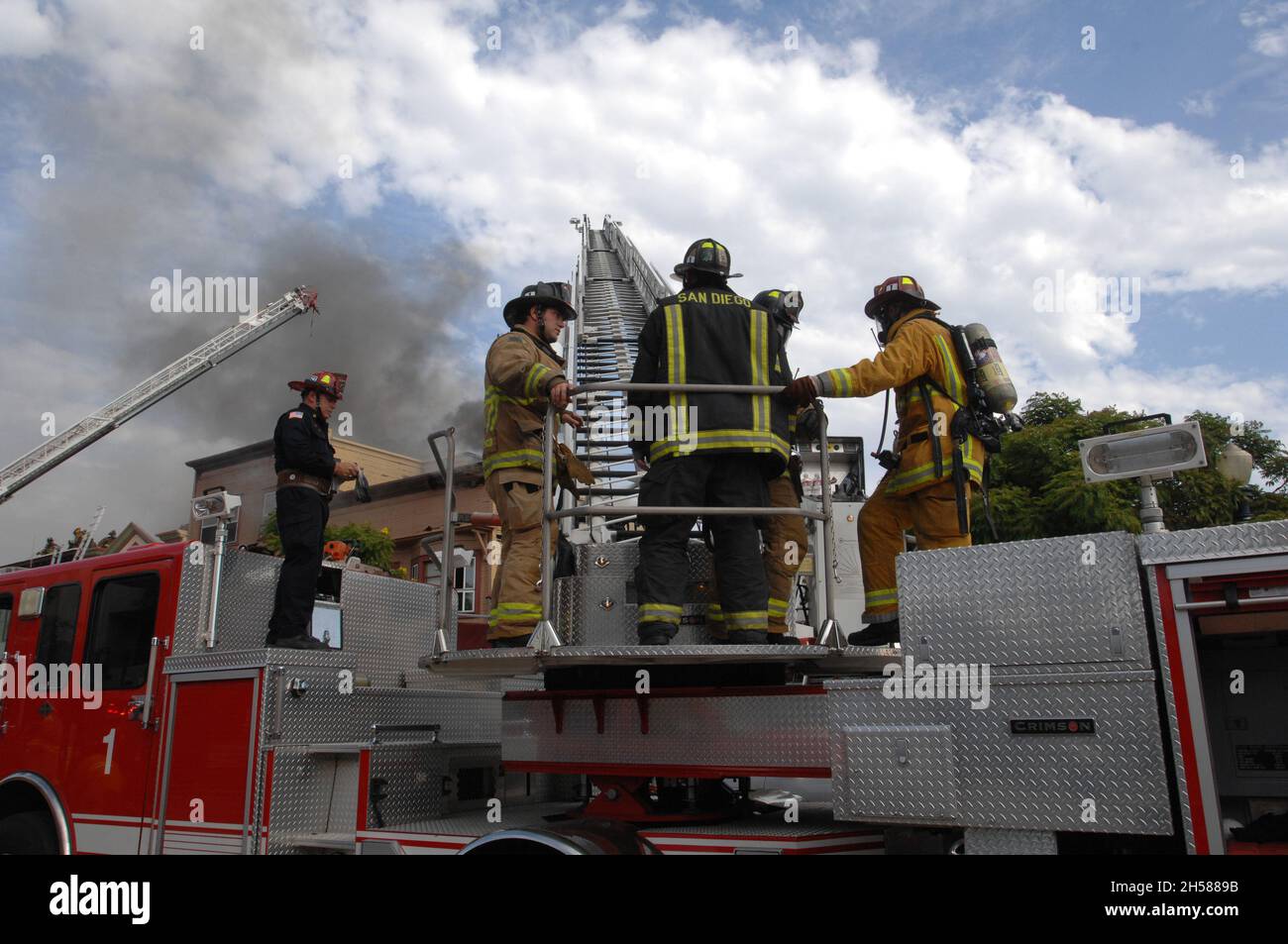 San Diego City Fire Fighters auf dem Stock bei einem Strukturbrand in San Diego, Kalifornien Stockfoto