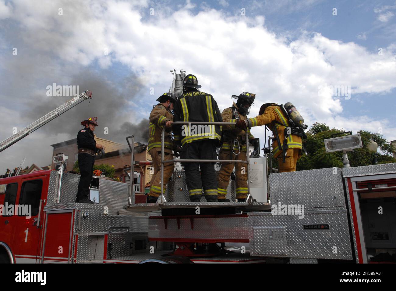 San Diego City Fire Fighters auf dem Stock bei einem Strukturbrand in San Diego, Kalifornien Stockfoto