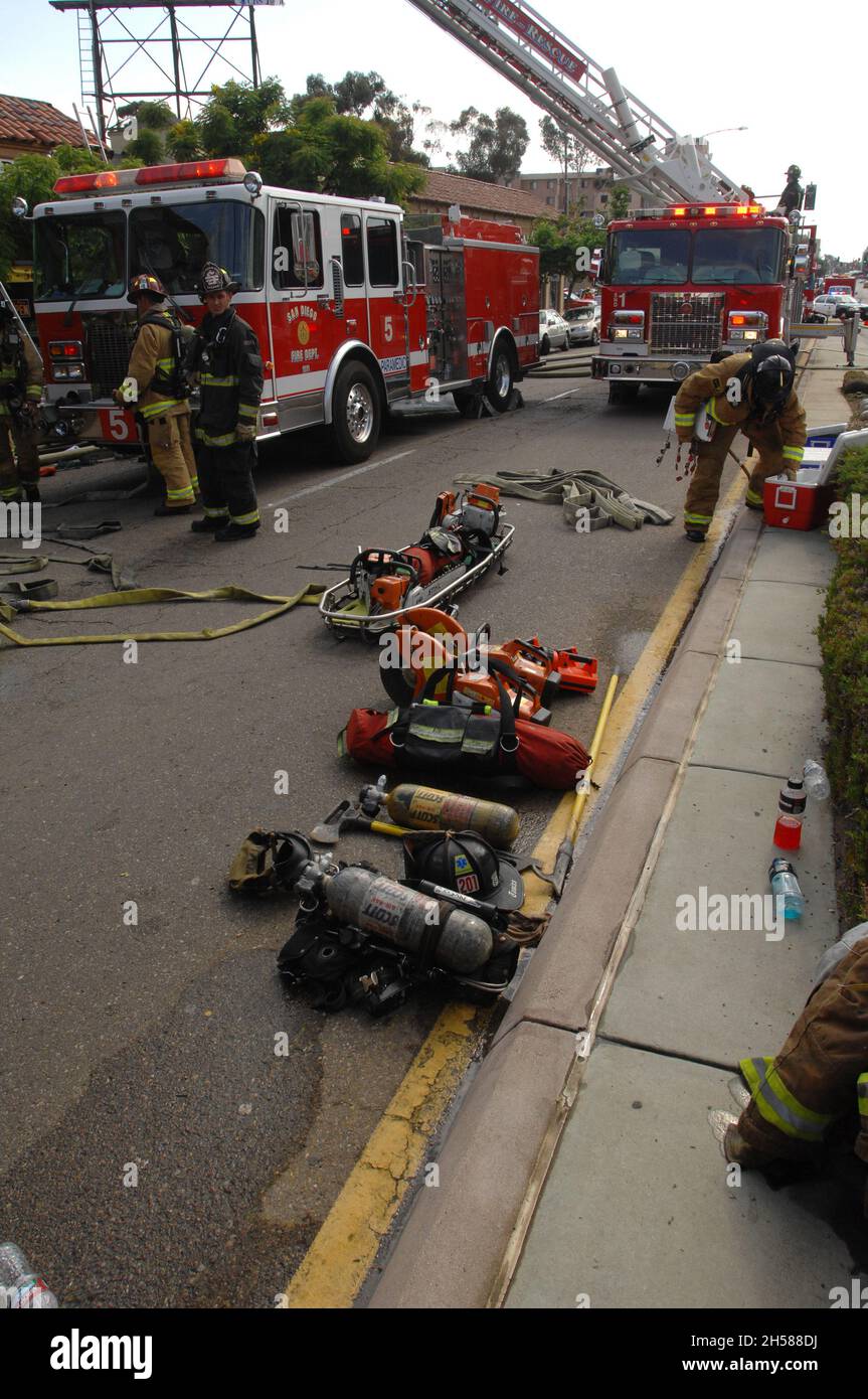 Unterstützung von Geräten, die von Feuerwehrleuten der Stadt San Diego bei einem Strukturbrand auf der University Avenue in San Diego, Kalifornien, verwendet werden können. Stockfoto