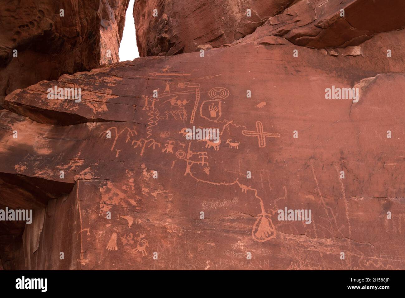 Historische Felszeichnungen von Indianern auf Atlatl Rock im Valley of Fire, USA Stockfoto