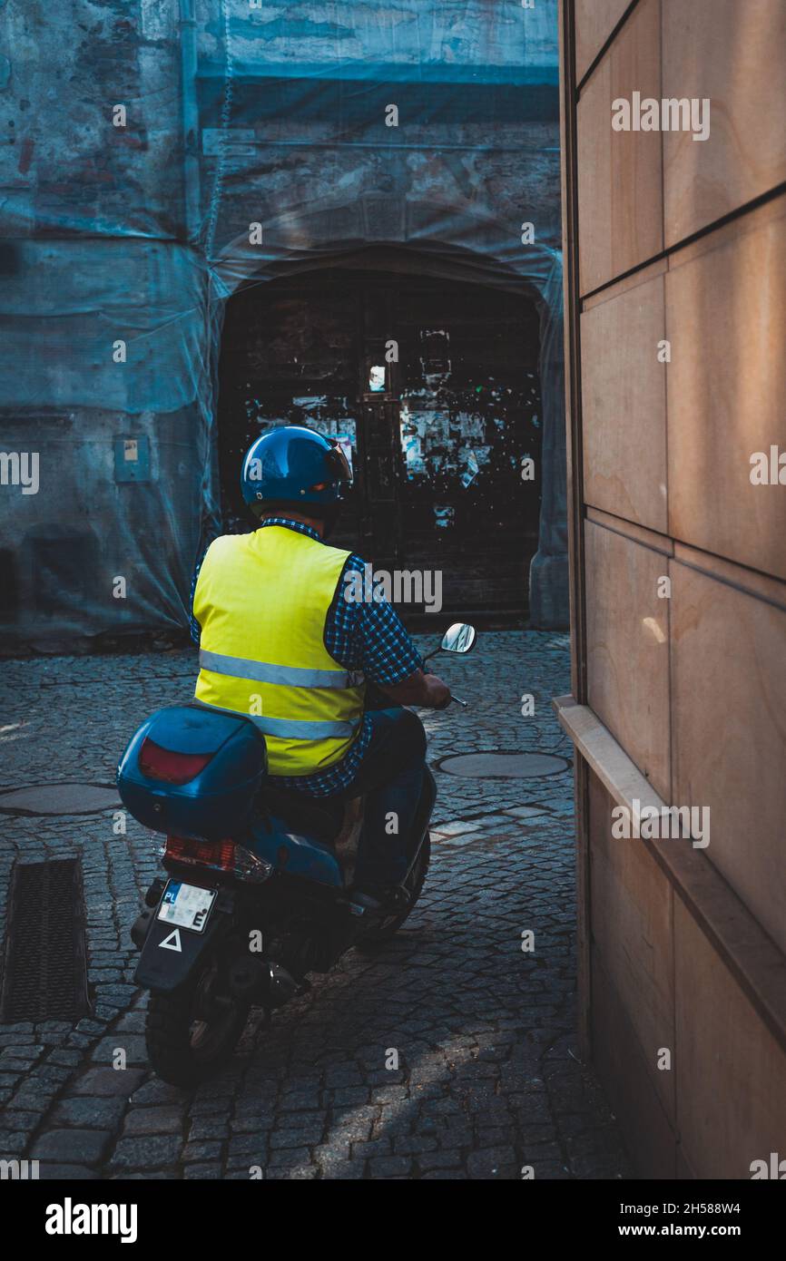 Mann auf dem Roller, kleine Straßen in der Stadt Stockfoto