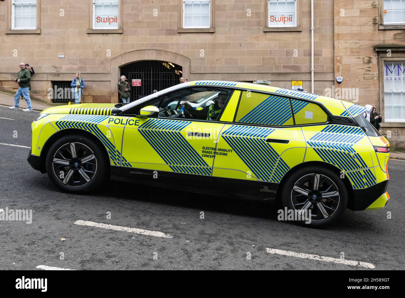 Elektromobilitäts-Straßen-Polizeikonzeptwagen im Einsatz auf der COP26 UN-Klimakonferenz, Glasgow, Schottland, Großbritannien Stockfoto