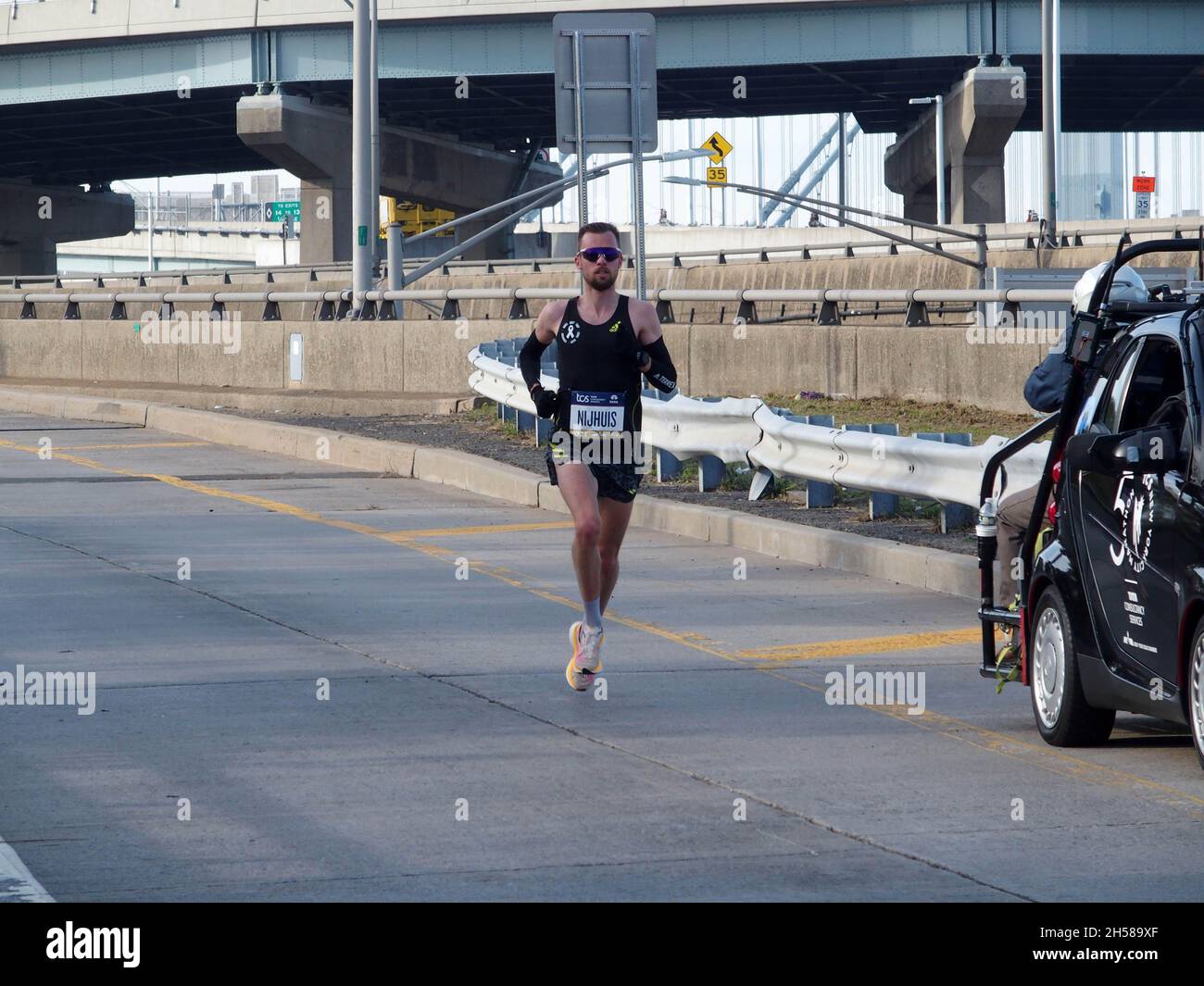 7. November 2021, New York, New York, USA: New York, 50. TCS NYC Marathon. Nachdem der New York City Marathon 2020 aufgrund der COVID-19 Pandemie abgesagt wurde, kehrte der NYC zurück. Der NYC-Marathon ist der letzte der fünf World Marathon Majors, die in 2021 30,000 Läufern stattfinden, die voraussichtlich am 26.2-Meilen-Rennen teilnehmen werden.Albert Korir aus Kenia gewann das Herrenrennen und Peres Jepchirchir aus Kenia.gewann das Rennen der FrauenSie ist die erste Frau, die einen Marathon gewonnen hat Rennen nach dem Gewinn einer olympischen Goldmedaille. (Bild: © Bruce Cotler/ZUMA Press Wire) Stockfoto