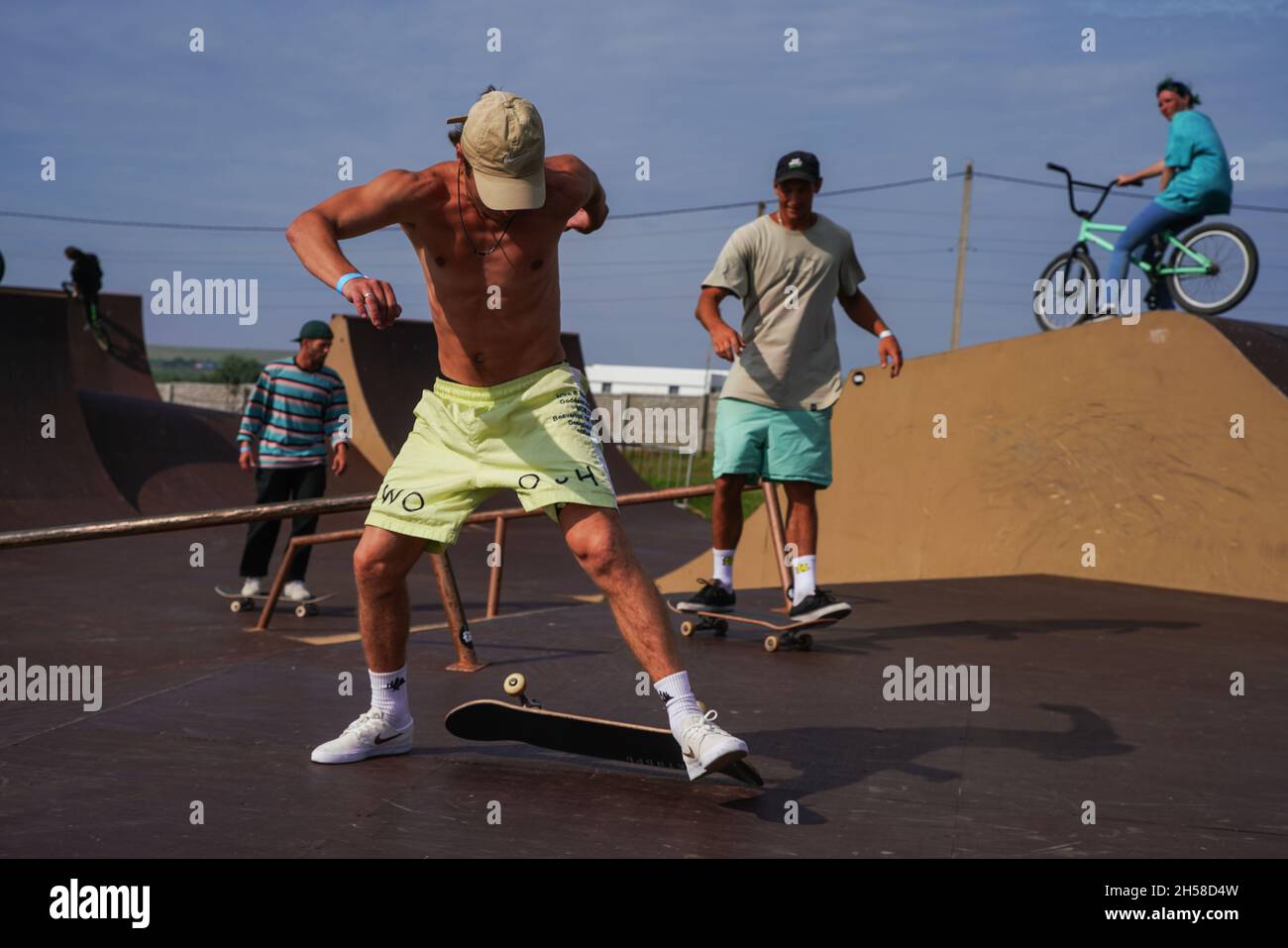 Olenevka, Russland - 22. Juli 2021: Skateboarder springen in einer Schale eines Skateparks. Hochwertige Fotos Stockfoto