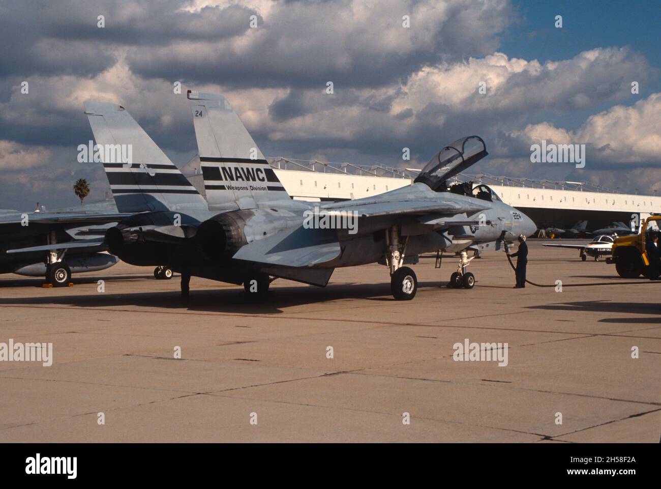 Das Naval Air Weapons Center F-14 wird bei NAS Miramar, San Diego, Kalifornien, aufgetankt Stockfoto