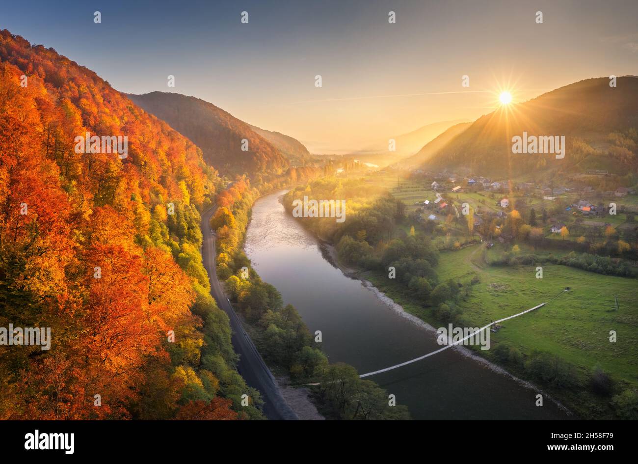 Schöner Sonnenuntergang in den Bergen im Herbst. Luftaufnahme Stockfoto