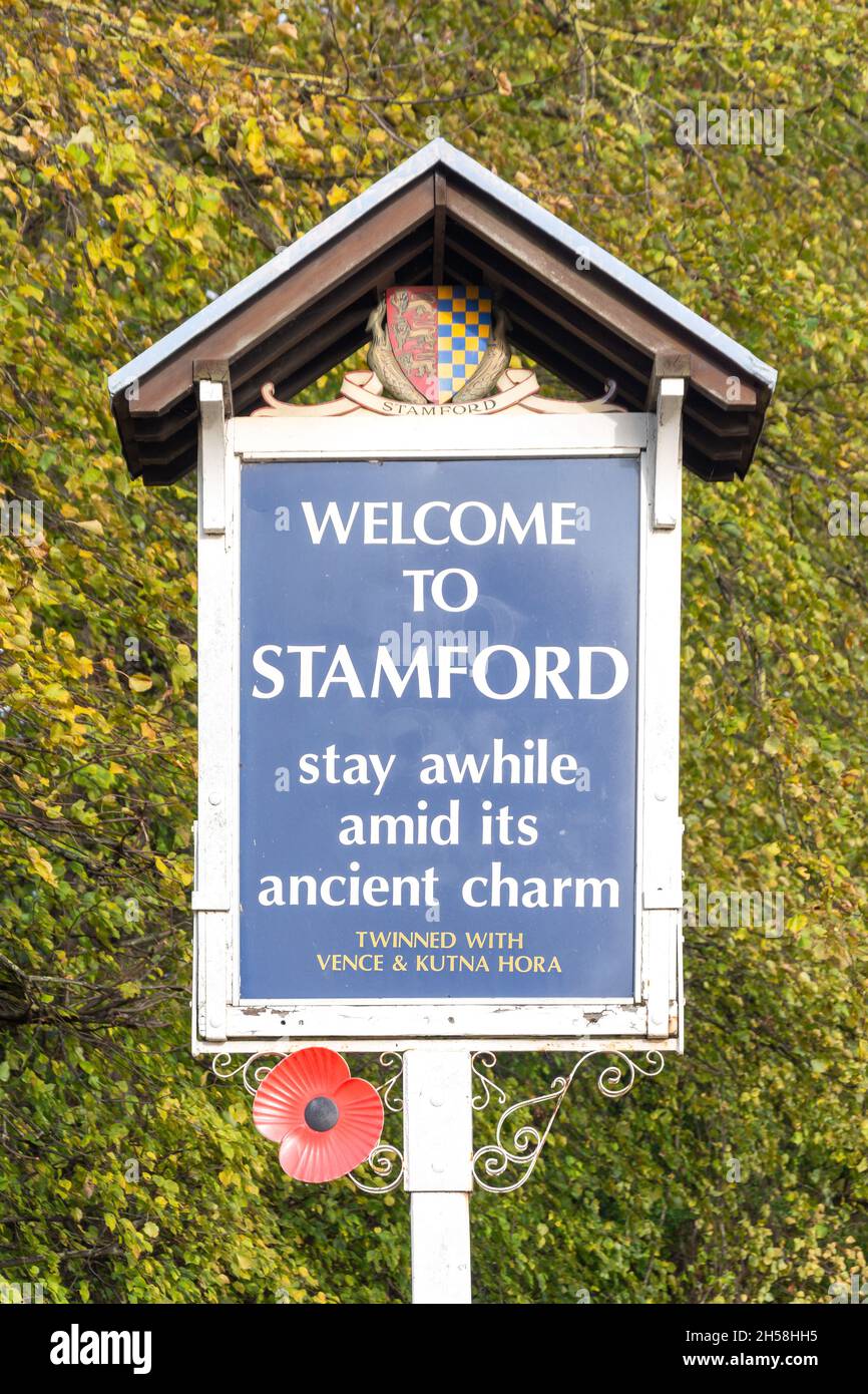 Schild „Welcome to Stamford“, London Road, Stamford, Lincolnshire, England, Vereinigtes Königreich Stockfoto